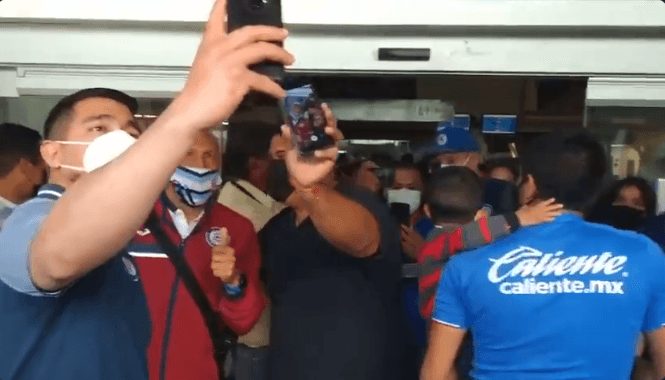 Fans reciben a Cruz Azul en Ciudad Juárez entre selfies y tumulto