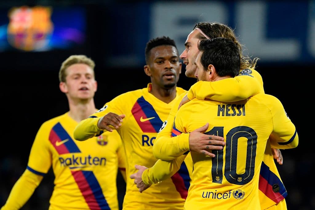 Los jugadores del Barcelona festejan el tanto del francés para empatar el juego a un gol.