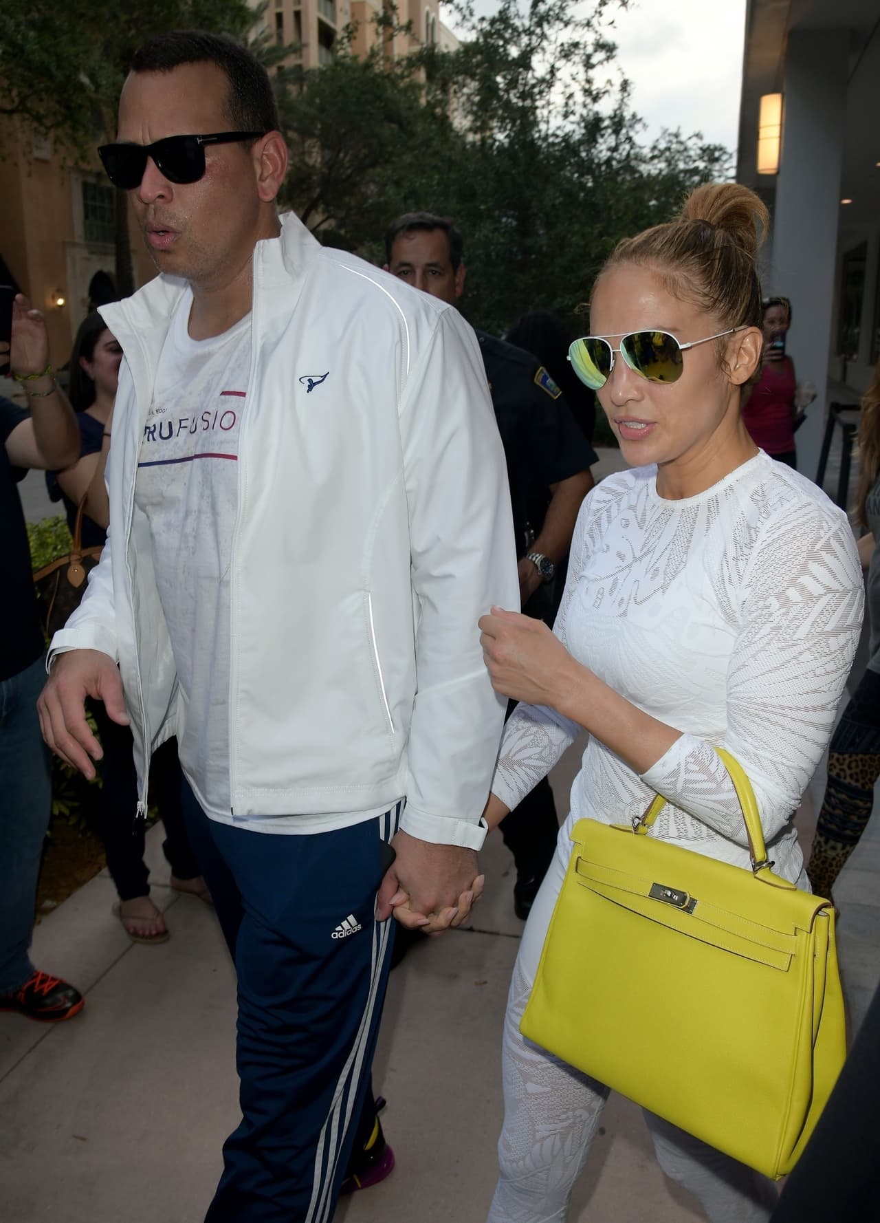 Aunque reconoce que todos quieren dinero ("¿quién no?"), JLo sabe muy bien que "no puedes comprar más tiempo con tus hijos, tu familia y tampoco más amor".