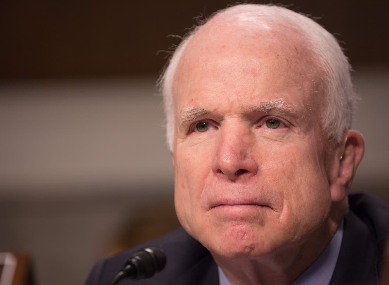 <b>- <a href="http://www.univision.com/temas/john-mccain" target="_blank">John McCain</a>. </b>A pesar pertenecer al mismo partido que Trump, el senador por Arizona
<b> </b>es un duro crítico del presidente. Ha rechazado repetidamente políticas de seguridad de la Casa Blanca. Cuando Trump dijo que su gobierno funcionaba como una "máquina bien afinada", McCain lo contradijo y afirmó que "en muchos aspectos, (el gobierno) es un desorden". También desafió los dichos de Trump de que los medios son "el enemigo del pueblo estadounidense" cuando dijo un día después "lo primero que hacen los dictadores es cerrar la prensa". Por estas y otras cosas, hay medios que lo han bautizado como 
<b><a href="https://www.nytimes.com/2017/02/19/us/politics/john-mccain-donald-trump-critic.html?_r=0" target="_blank">el "crítico en jefe"</a></b> o el "líder de la oposición".
