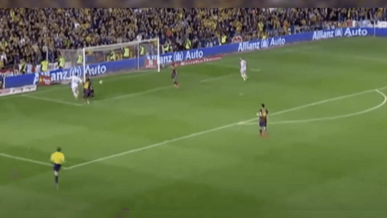 <b>Pinto hizo lo que pudo</b>
<br>Como lo mencionamos una imagen atrás, quizá el portero se amarró y no quiso salir, pero finalmente no se venció, intentó frenar la acción.