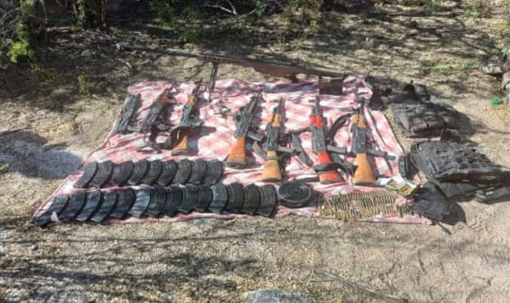 Los detenidos, precisó la autoridad, tenían en su poder 
<b>armas de fuego, cartuchos, cargadores y chalecos tácticos</b>.