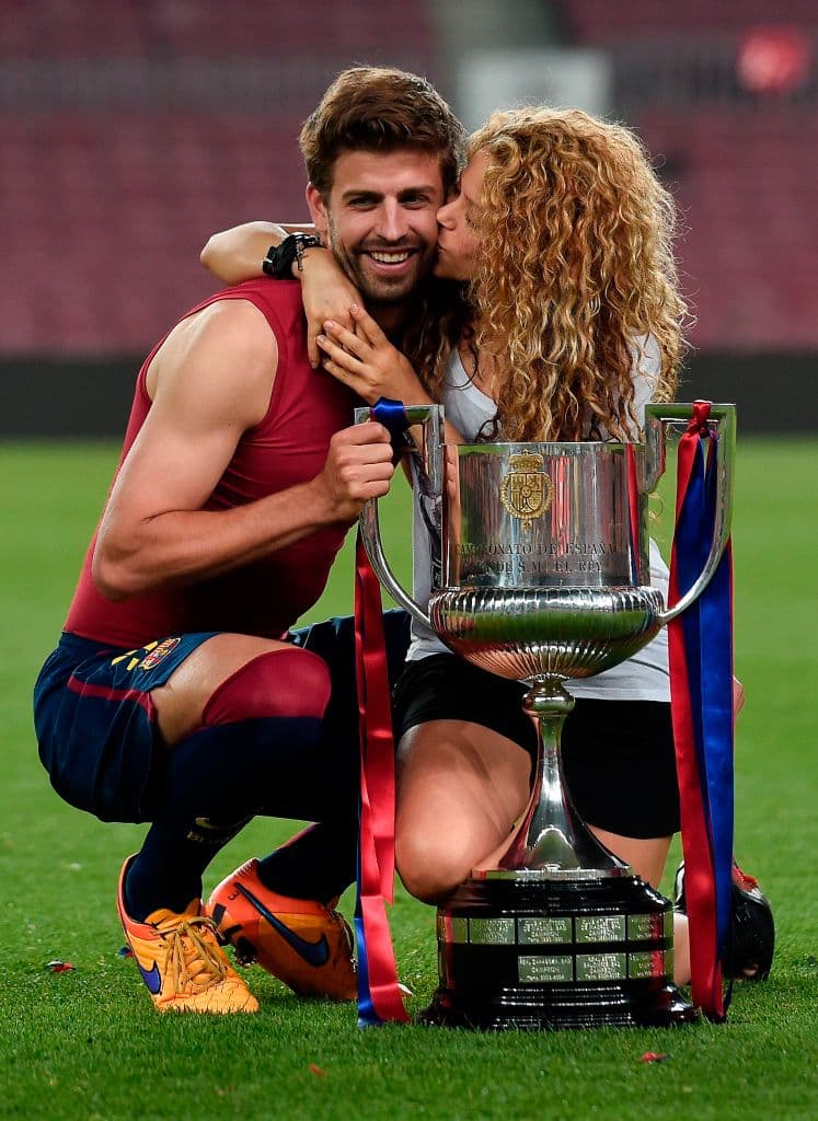 Con el verso: “Pensé: ‘éste todavía es un niño’. Pero, ¿qué le voy a hacer?, la cantante señaló la diferencia de 10 años exactos que comparte con el futbolista. Ambos nacieron el 2 de febrero, pero con una década de diferencia: Shakira en 1977 y Piqué en 1987.