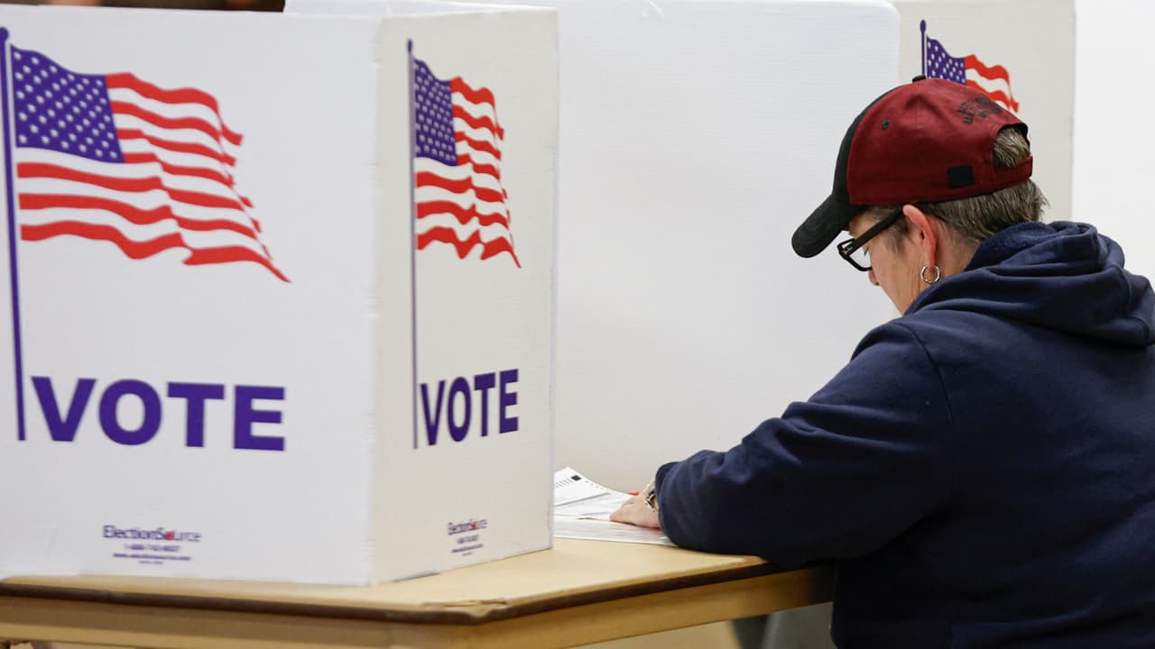 La desconocida agencia federal que está en el centro de la orden de Trump para exigir prueba de ciudadanía para votar