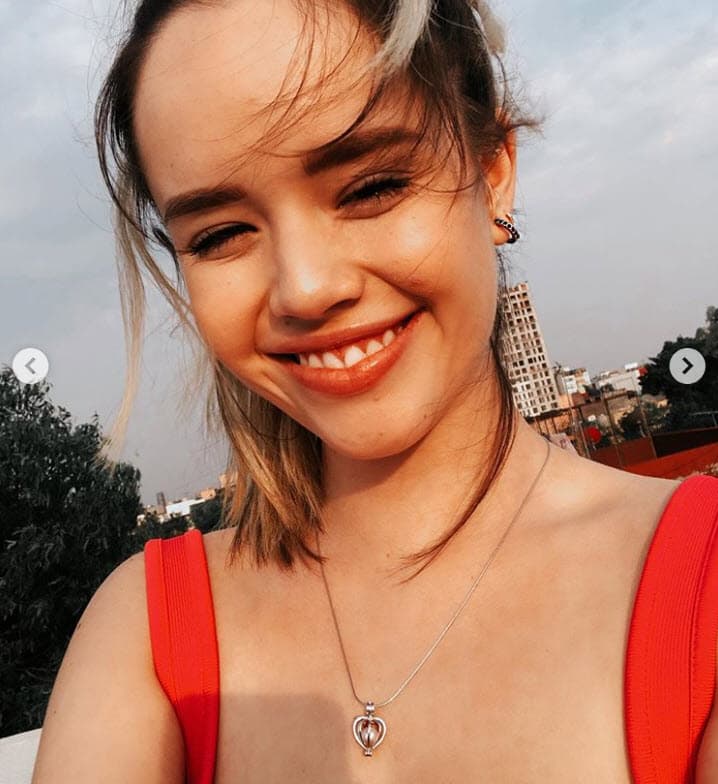 A través de esta red social se mantiene en contacto con sus 
<b><a href="https://www.instagram.com/sarymezaa/" target="_blank">seguidores,</a></b>
<a href="https://www.instagram.com/sarymezaa/" target="_blank"> </a>a quienes comparte su día a día. 
<br>