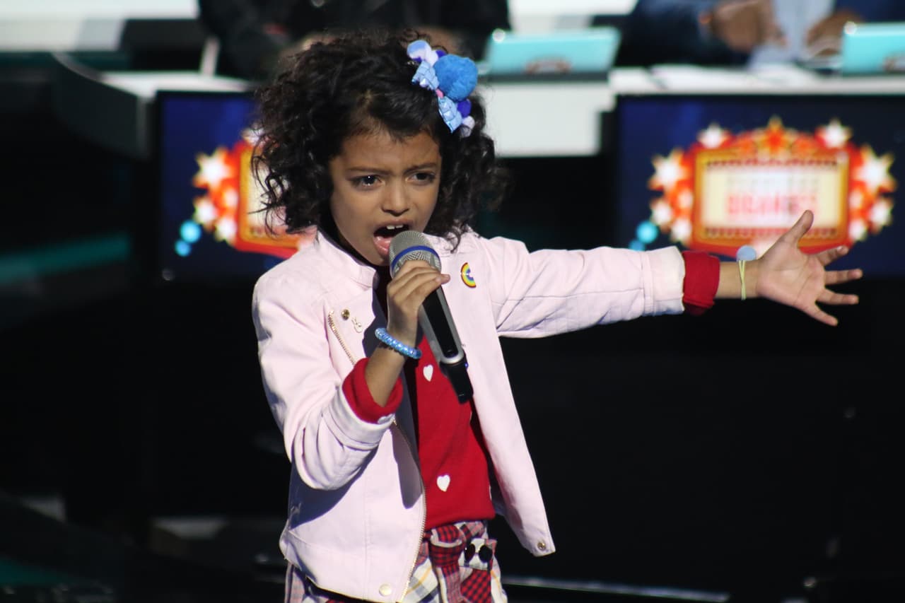 Abril nos volvió a enamorar con su presentación al cantar 'Ya te olvidé' de Marco Antonio Solís.