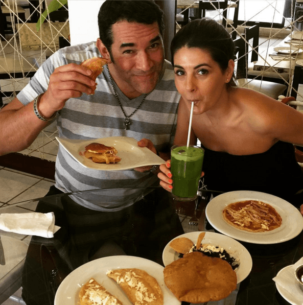 Está súper feliz al tener a una bella mujer como esposa.