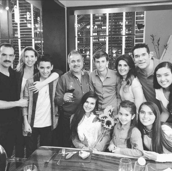 Y una hermosa familia con muchos niños.