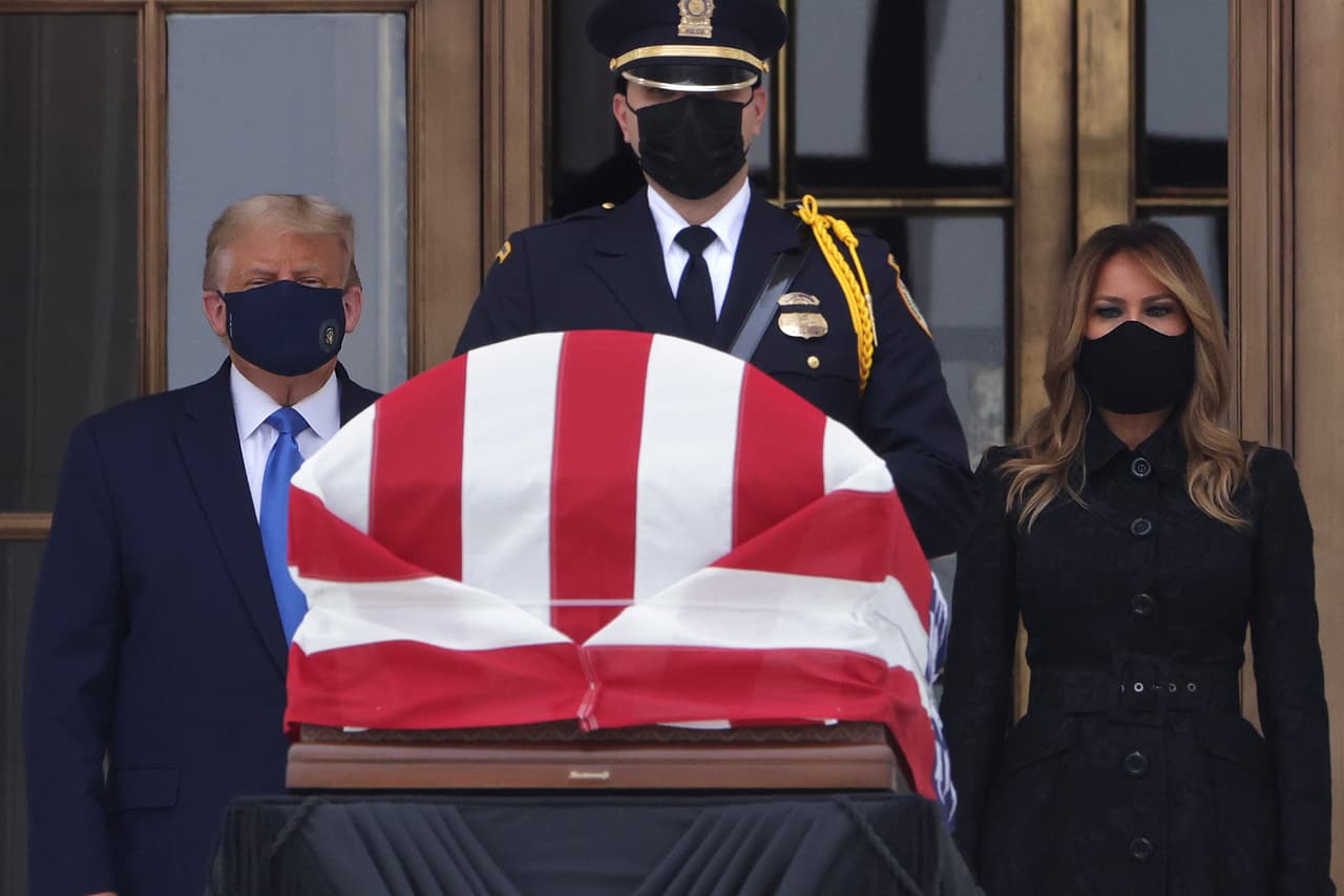 El presidente Donald Trump estuvo presente el jueves en el funeral de Ginsburg, mientras cientos de visitantes con las imágenes icónicas de la magistrada esperaban frente a la Corte Suprema.