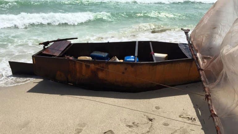 Cinco cubanos arriban a Miami en una pequeña balsa