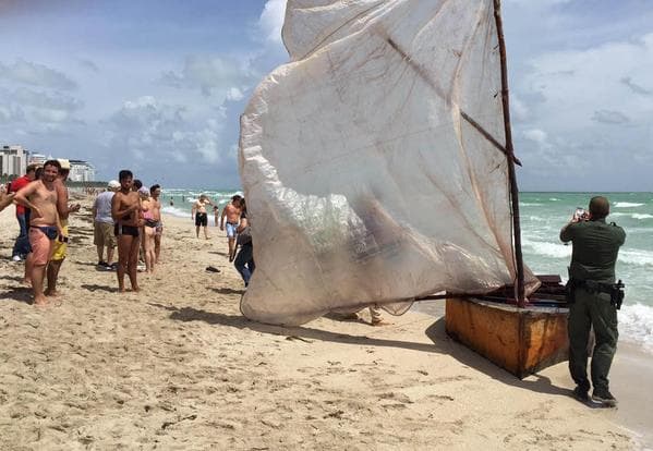 Congresistas dan apoyo a propuesta de ley para eliminar ayuda federal a cubanos