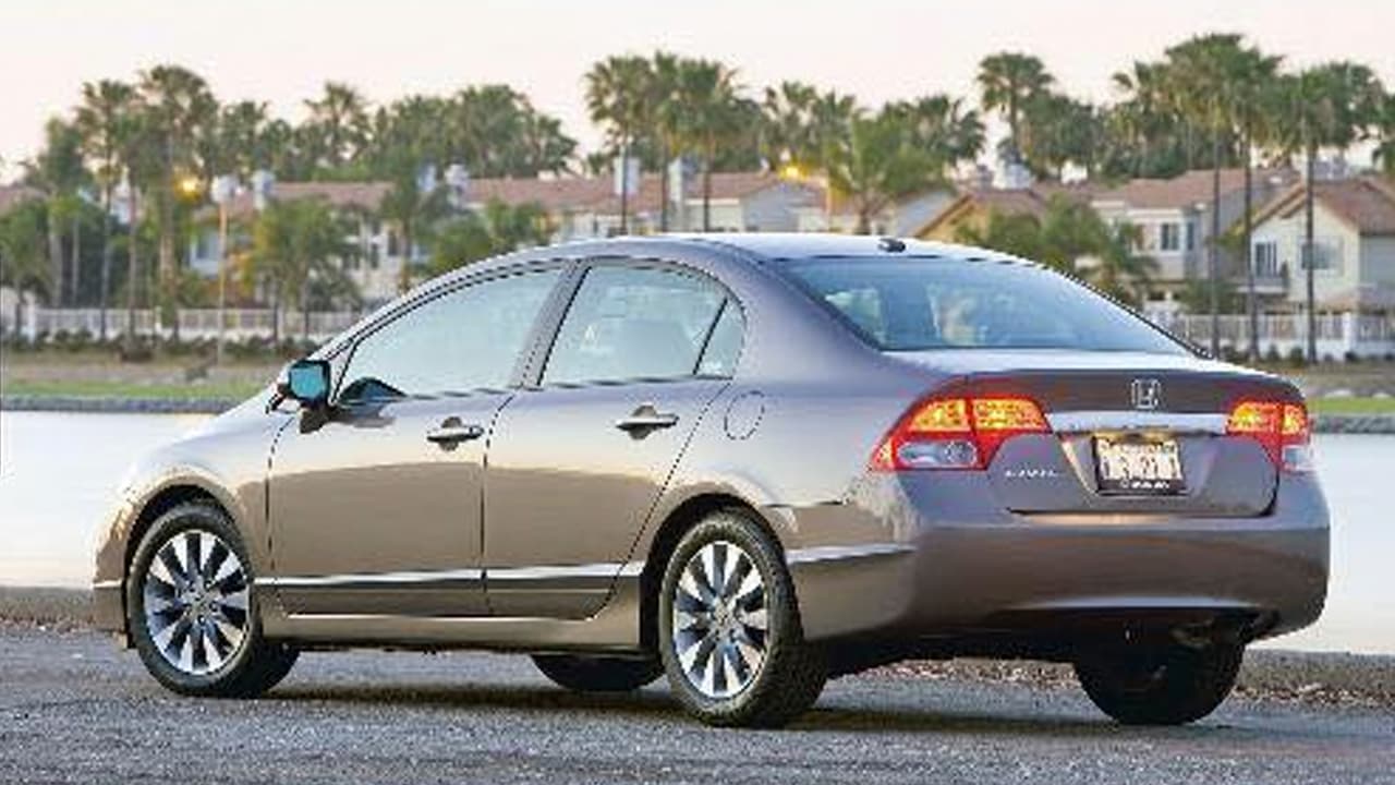 El sospechoso huyó de la escena, pero el padre logró proporcionar a las autoridades una descripción detallada de él y del auto en que se movilizaba, un Honda Civic del 2006, color beige o dorado.