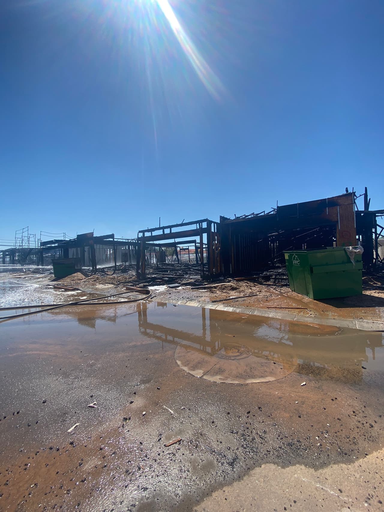 Los bomberos pudieron controlar el incendio rapidamente y no se reportaron heridos. Los investigadores están trabajando para averiguar qué causó el incendio.