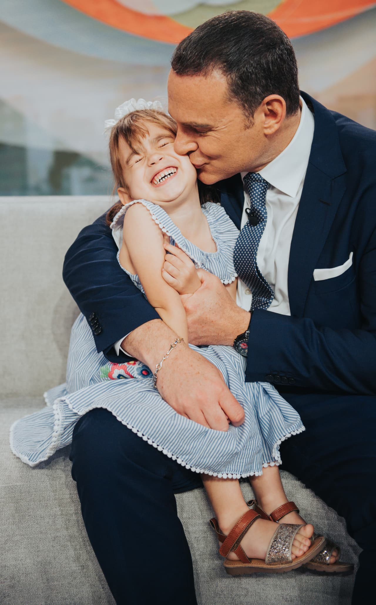 Alan no perdió oportunidad para robarle muchos veces a su pequeña, quien ya tiene tres años.