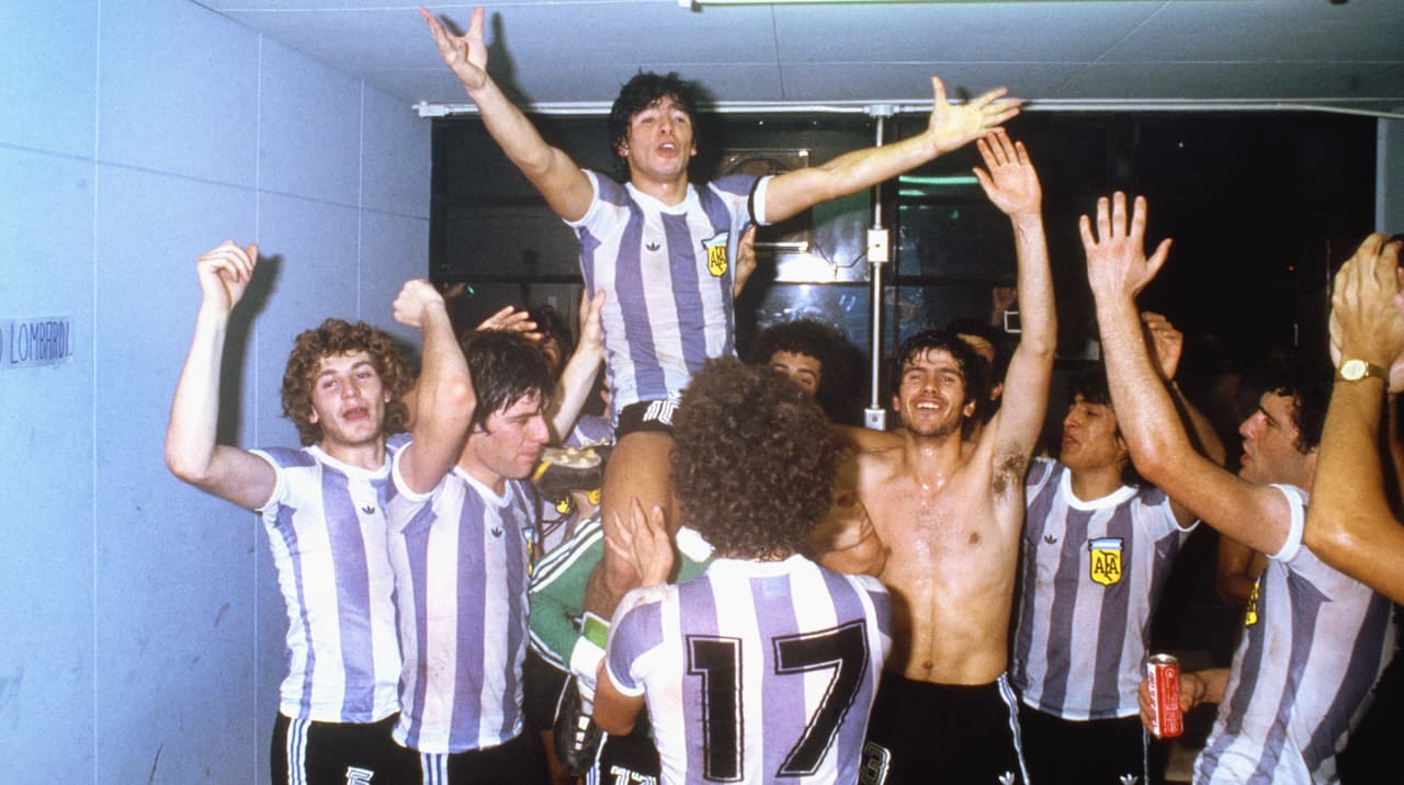 El argentino Diego Maradona siempre fue un referente en su país y no ser convocado al Mundial de Argentina 1978, a sus 18 años, fue una de las grandes polémicas internas. A sus 19 años, en 1979, le dio el Mundial Sub-20 a su país y con eso empezaría su carrera como ídolo, que lo llevó a ser campeón mundial en México 1986 y subcampeón en Italia 1990.