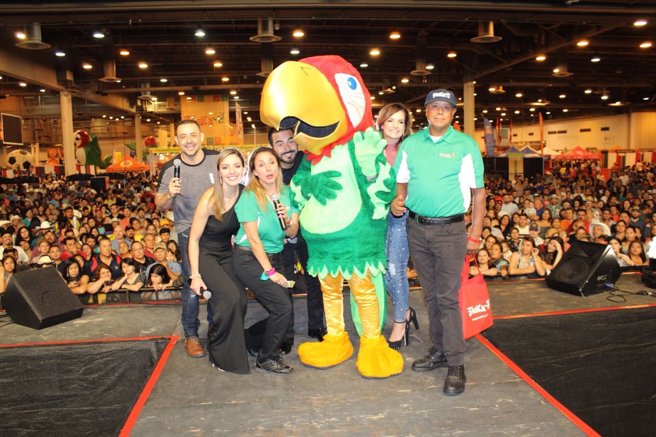 El público respondió al llamado y el NRG Center se llenó de mucha energía para pasar una tarde agradable, disfutando la música de grandes artistas como Marco Flores y El Chapo de Sinaloa.