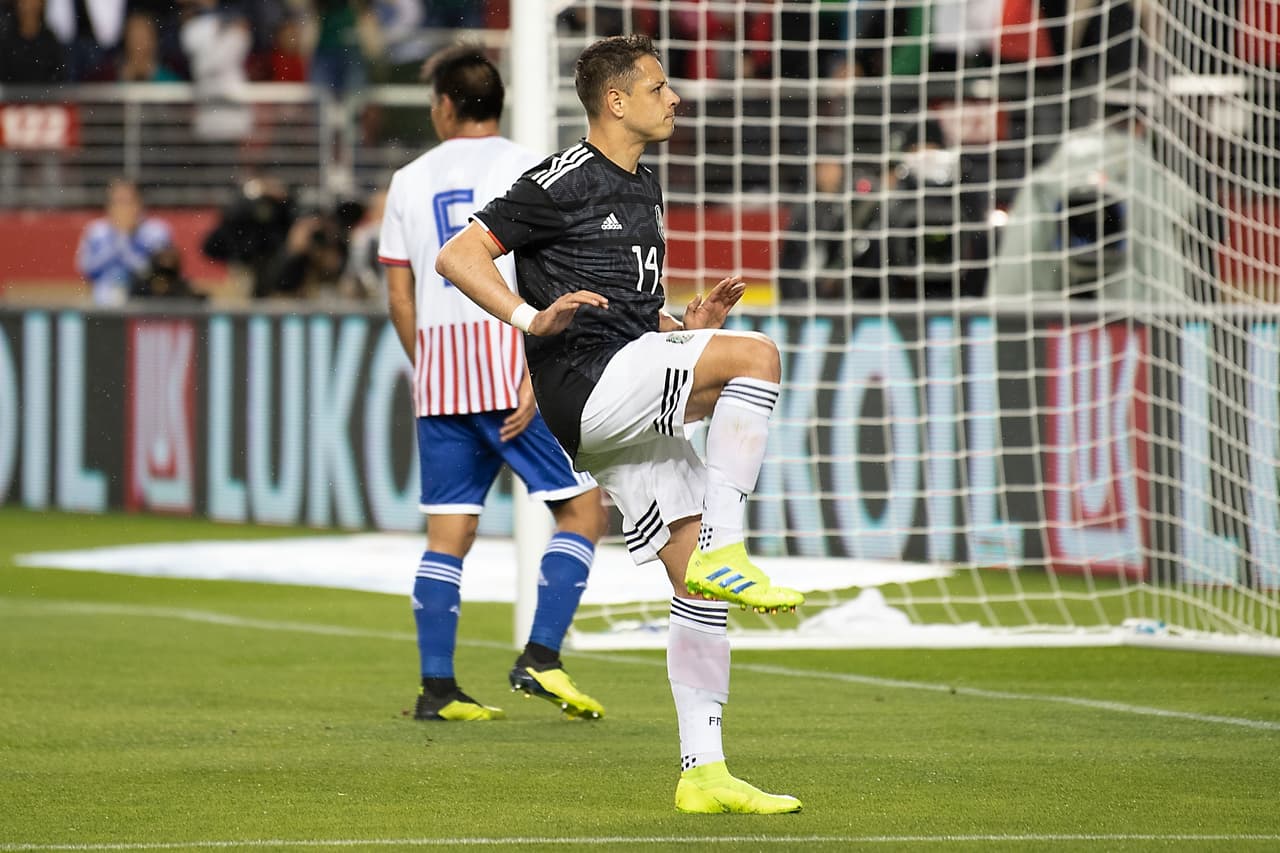 Y rindiéndole un homenaje al astro de la NBA y de los LA Lakers, LeBron James, así festejó Chicharito, al estilo del King James para poner a los 24 minutos el 3-0 en el cotejo.