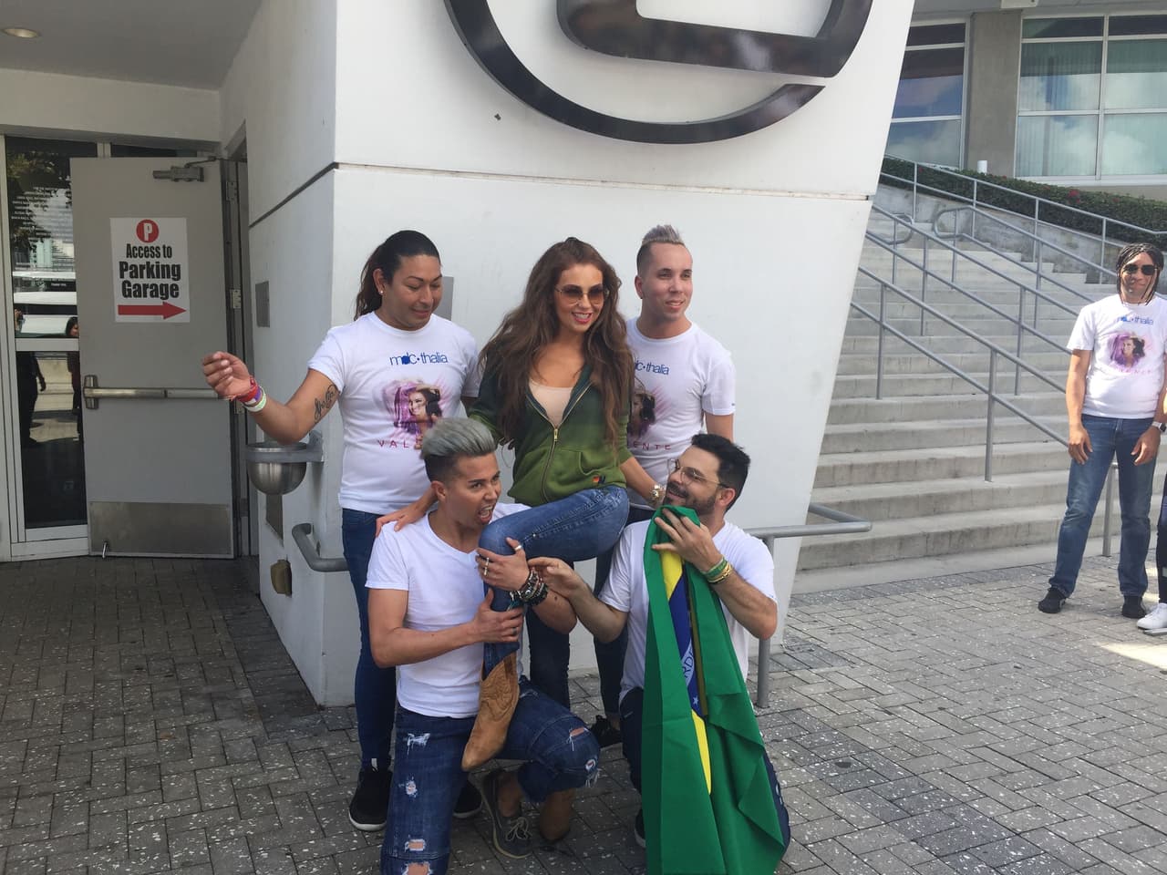 Los fans no podía contener la emoción y hasta la cargaron para lograr un mejor ángulo en la foto.