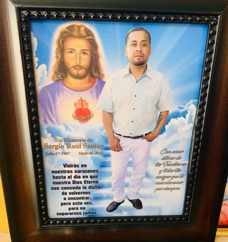 Douglas se sentía impotente, "llamé rápido al 911 y dijeron que iban a mandar a los bomberos y a la policía al lugar". Paramédicos del departamento de Bomberos de Los Ángeles llegaron al lugar, pero Santay falleció poco después en un hospital local.