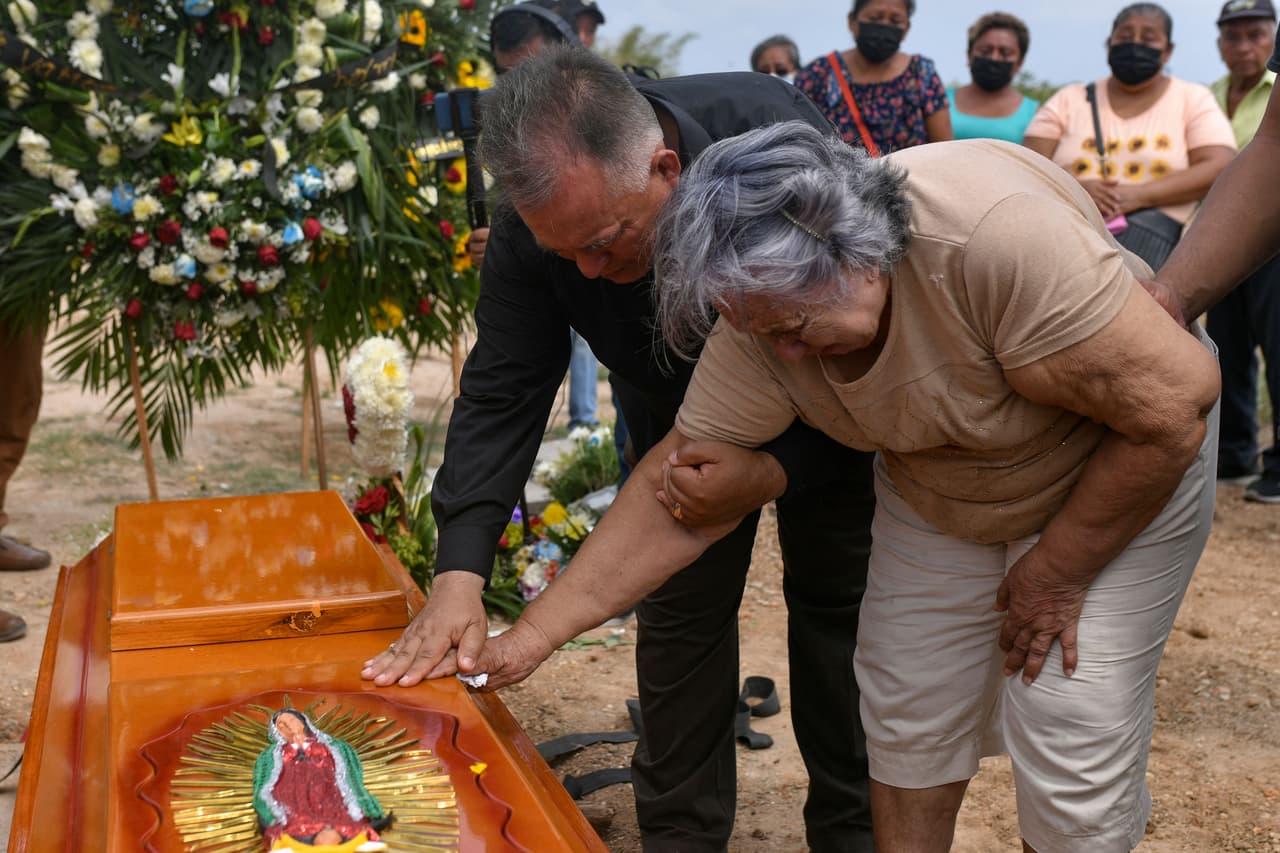 Ramiro Mollinedo Falconi y Aurora Falconi, padres de 
<b>la periodista asesinada Yesenia Mollinedo Falconi</b>, tocan el ataúd durante el funeral de su hija en el panteón municipal Miguel Hidalgo, Minatitlán, estado de Veracruz, este 11 de mayo de 2022. 
<br>
<br>Yesenia es una de las 
<a href="https://www.univision.com/noticias/america-latina/yesenia-mollinedo-sheila-johana-garcia-periodistas-el-veraz-asesinadas-veracruz-mexico">dos periodistas asesinadas el lunes 9 de mayo en Veracruz.</a> 
<br>
<br>