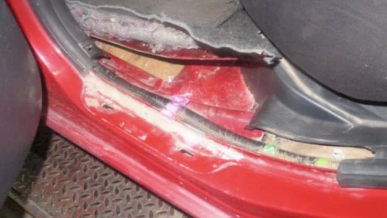 En uno de los intento de entrar droga ilegal a EEUU por la frontera de Nogales, la droga estaba oculta en el piso del vehículo.
