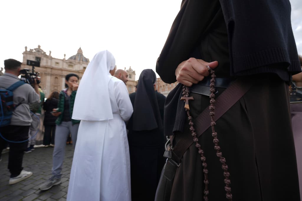 Los fieles se reúnen en la Plaza de San Pedro en el Vaticano antes del rezo del rosario por el papa Francisco, el lunes 21 de abril de 2025.