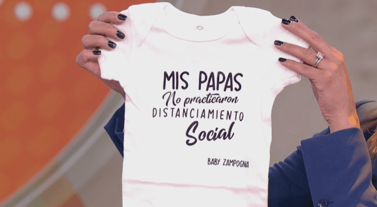 Uno de los primeros obsequios del bebé de Francisca fue esta camiseta con la graciosa frase "mis papás no practicaron distanciamiento social".