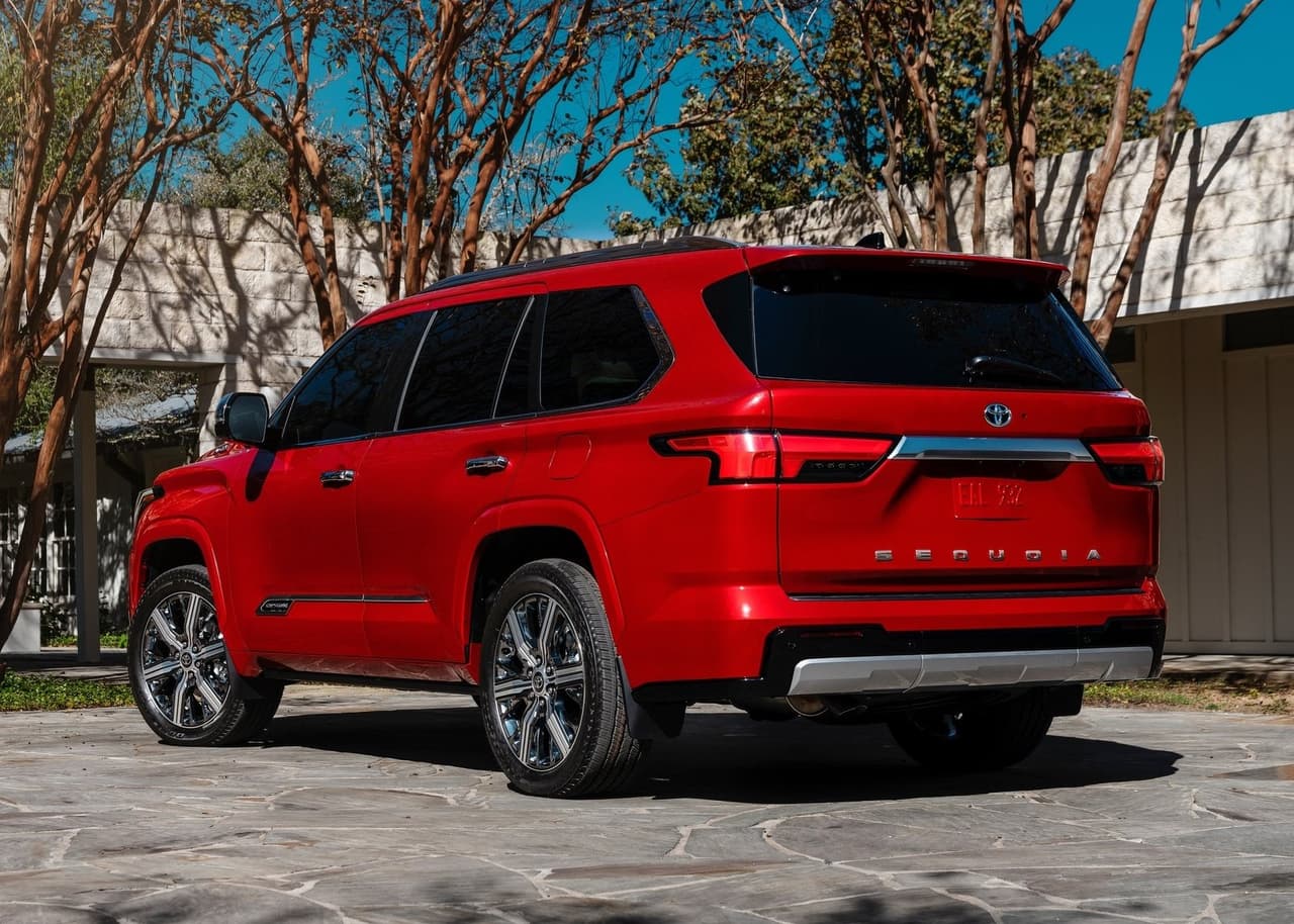 La Toyota Sequoia 2023 se rejuvenece adoptando un estilo moderno, una cabina tecnológica y un sistema de propulsión híbrido.