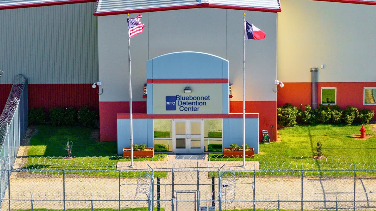 <h3 class="cms-H3-H3">¿Dónde están ahora? </h3>
<br>El 4 de mayo,
<b> los 23 hombres fueron trasladados del centro Bluebonnet al centro de detención Prairieland</b>, en Alvarado, también en Texas. La nueva sede está en una jurisdicción judicial que, según abogados migratorios,
<b> favorece más las decisiones del gobierno federal</b>. Este cambio ha sido interpretado como
<b>una estrategia legal para reactivar las deportaciones sin obstáculos.</b>