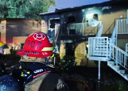 Toda una familia hispana y hasta sus perros fueron rescatados por un indigente mientras su apartamento se incendiaba en Arizona