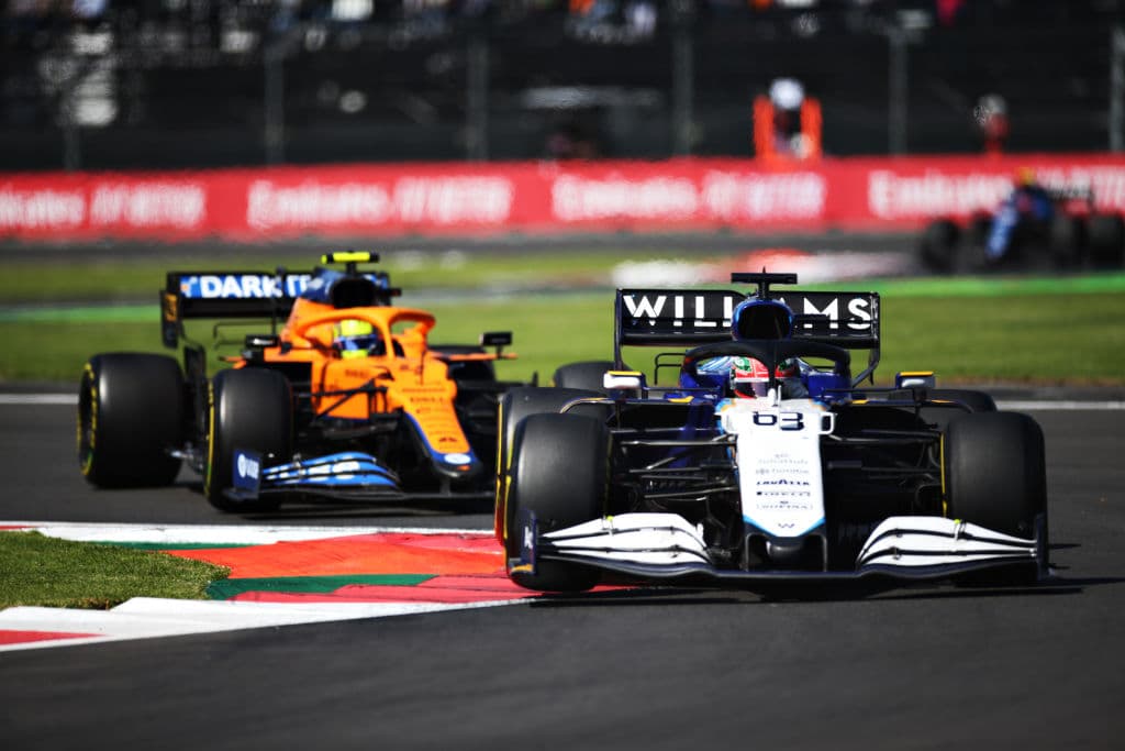 Red Bull hace el 1-3 con Max Verstappen en primer lugar y Sergio Pérez en tercero durante el Gran Premio de México en la Formula 1. Lewis Hamilton se quedó con la segunda posición durante la carrera. El mexicano logró subirse al podio en se casa.