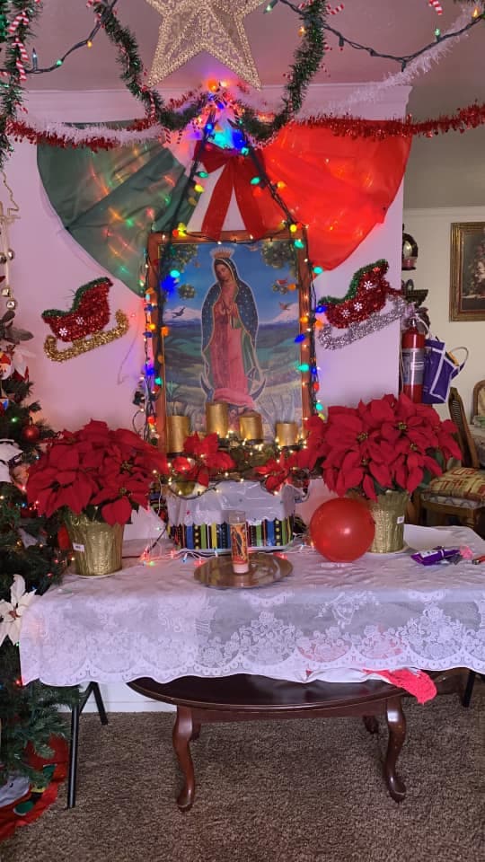 Una enorme imagen de la Virgen de Guadalupe protege la casa de la familia de Gilberto Hernández.