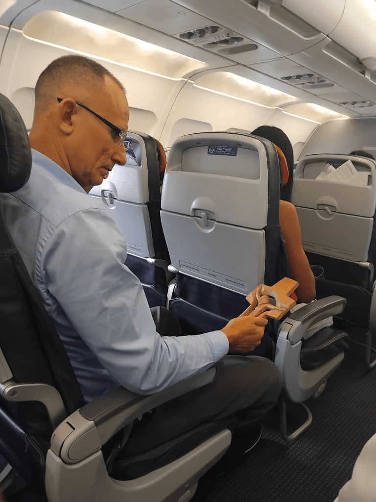 José Daniel Ferrer mira el crucifijo en el 
<a href="https://www.univision.com/local/miami-wltv/jose-daniel-ferrer-preso-politico-exilio-forzado-cuba-florida" target="_blank">avión en el que fue obligado a abandonar la isla</a>.