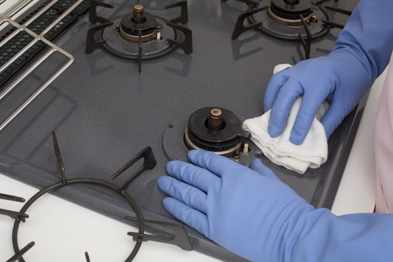 Los guantes son básicos para que la manicura dure más. Siempre que realices tareas domésticas utiliza un buen par de guantes para proteger tus manos y tus uñas.