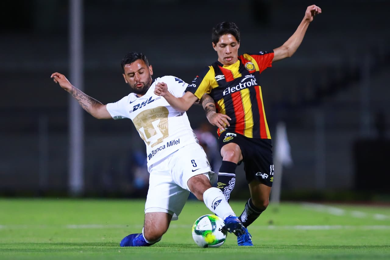 Ya en acciones del segundo tiempo, los Leones Negros, sin arriesgar demasiado tampoco, buscaron con timidez el empate pero Pumas ya sabía que tenía que apelar al manejo de partido.