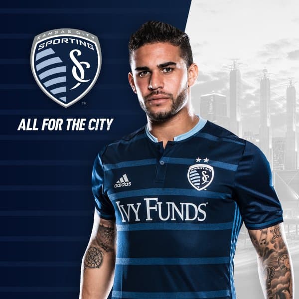 Las nuevas camisetas de visitante del Sporting Kansas City tienen un fondo añil oscuro con rayas azules tonales.