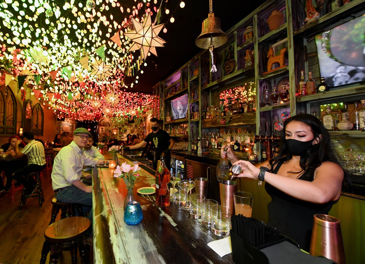 Permitirá que los bares abran al 30% de su capacidad con un límite de 250 personas.