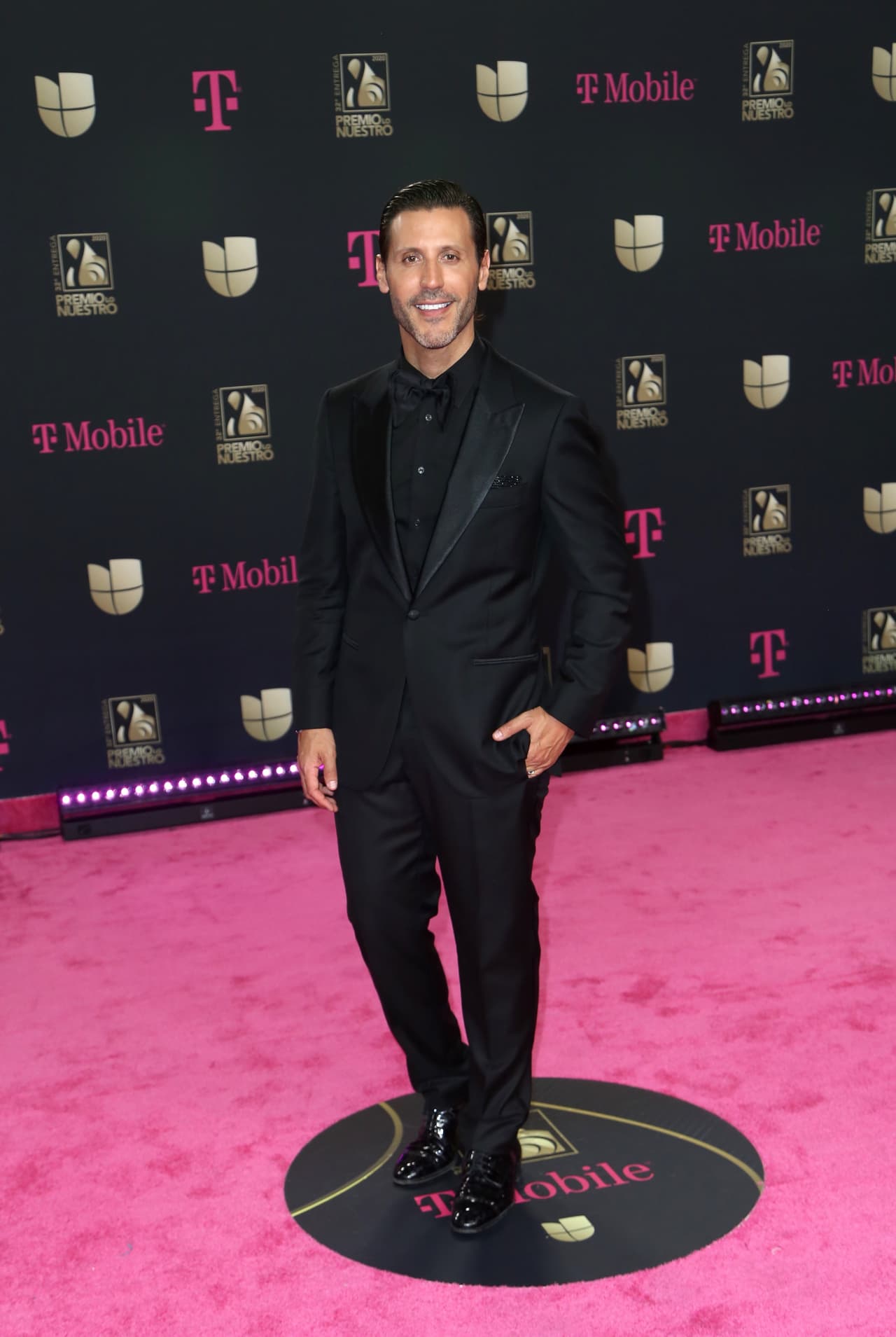 Quique Usales no se perdió la ceremonia de este 2020 y lo vimos desfilar con un esmoquin totalmente negro.