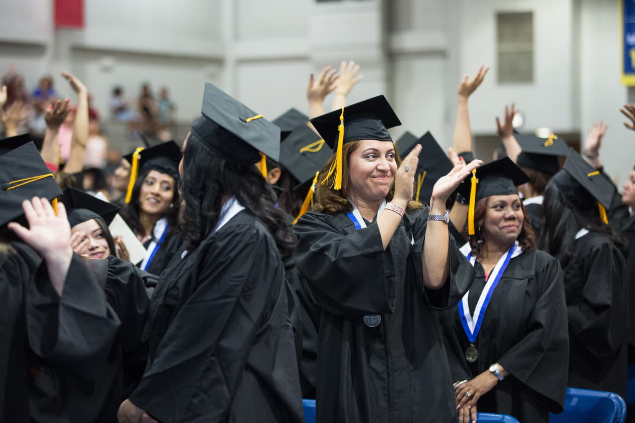 No te quedes sin tu beca STEM: Hay 48 millones de dólares para estudiantes latinos, te explicamos cómo aplicar