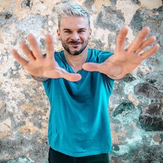 A partir del próximo 22 de septiembre, Pedro Capó fungirá como director de la Casa-Estudio de Reina de la Canción, rol que marca un hito en su vida y que será todo un reto, pues deberá dividir su tiempo entre el "Calma Tour" y las transmisiones del reality.