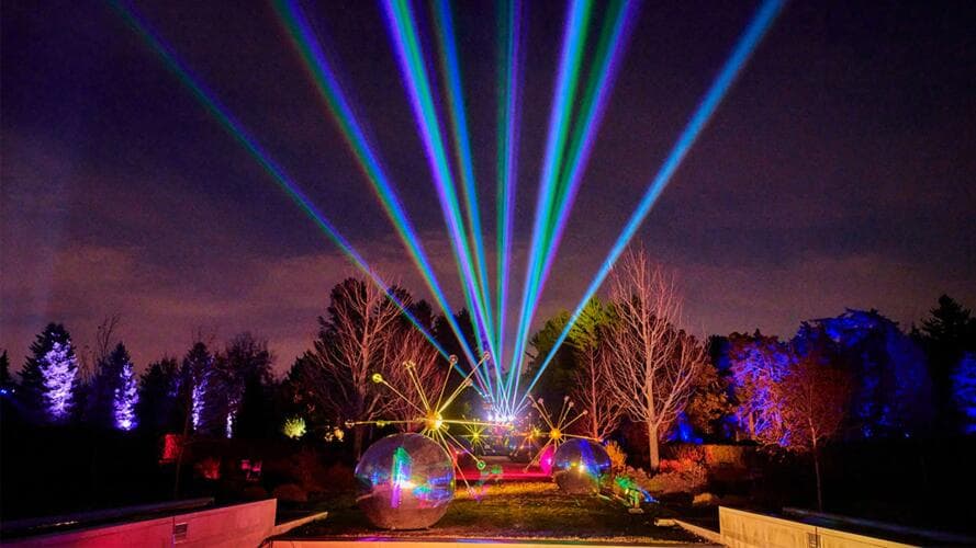 <h3 class="cms-H3-H3"><b>Luces navideñas en Morton Arboretum</b></h3>
<br>Morton Arboretum invita a la exhibición “Illumination: Tree Lights at The Morton Arboretum”, un despliegue de luces con la que el sitio celebra su 100 aniversario. 
<br>Explora más de 50 acres del sitio con un espectáculo único de luces, colores y sonido.
<br>Para más información o reservar tus accesos, puedes visitar 
<a href="https://mortonarb.org/explore/activities/exhibitions/illumination/" target="_blank">la página de Morton Arboretum</a>.
<br>
<br>