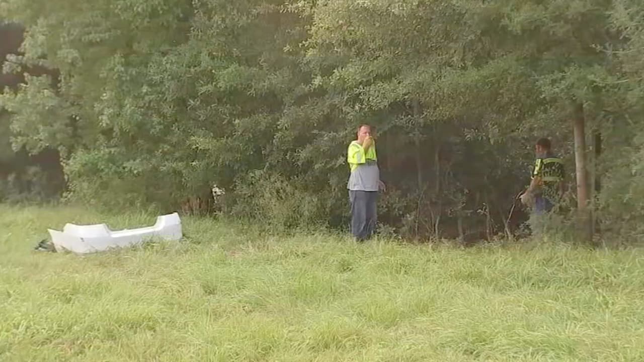 Cuando los voluntarios del equipo de busqueda y rescate de Texas Equusearch se preparaban para dejar la zona, pasó lo impensable. “Cuando grité para que todos (los que realizaban la búsqueda) salieran del área fue cuando escuché una voz que decía: estoy aquí, alguien ayúdenme”, dijo Alex, el voluntario que encontró a José Velásquez.
<br>