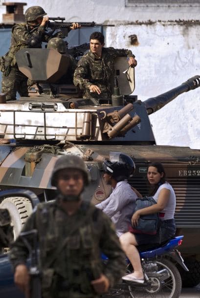 Reportes recabados por la agencia EFE, señalan a Vila Cruzeiro como la favela más peligrosa de Río de Janeiro. Fue ocupada por la polícia en una operación que contó con el apoyo de seis tanquetas blindadas de la Marina de Guerra.