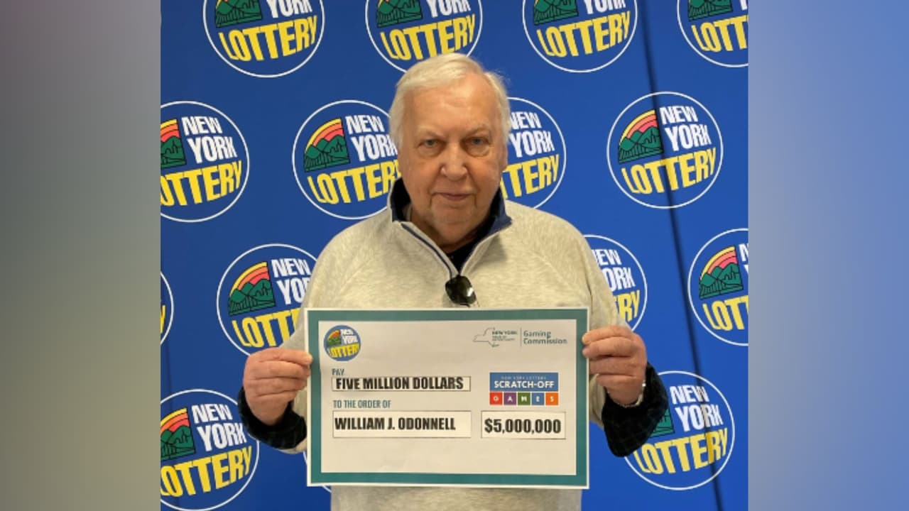 <u><b>Gana 5,000,000 de dólares en raspadito</b></u>
<br>
<br>
<b>William O’Donnell residente del área de Babylon en Long Island</b> reclamó el premio mayor del raspadito 
<b>Cash X100 de 5,000,000 de dólares</b>.
<br>
<br>O’Donnell recibió un único pago de 
<b>3,255,000 dólares luego de impuestos.</b>
<br>