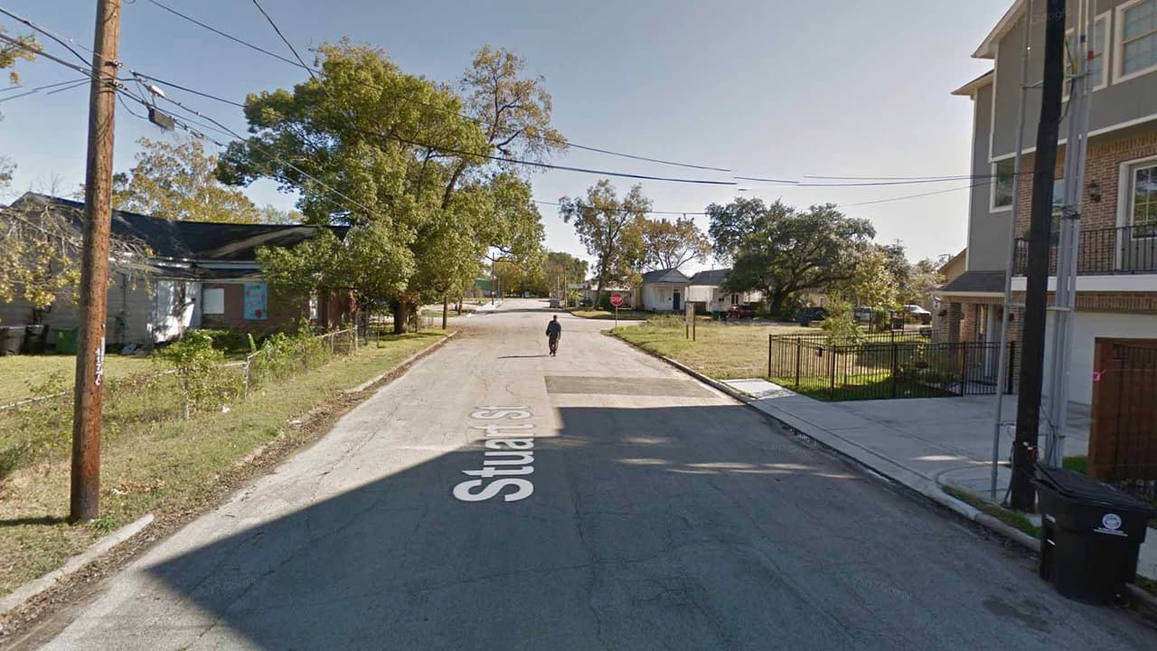 Policía: mujer muere arrollada por su esposo en el centro de Houston tras una discusión