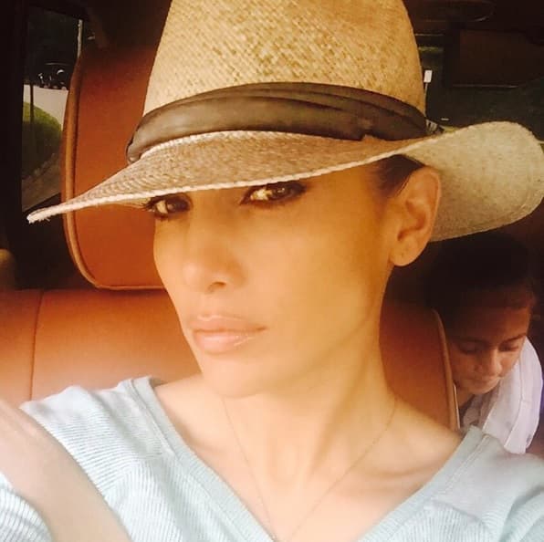 En un día normal en el auto, JLo se saca selfies con un maquillaje más discreto.