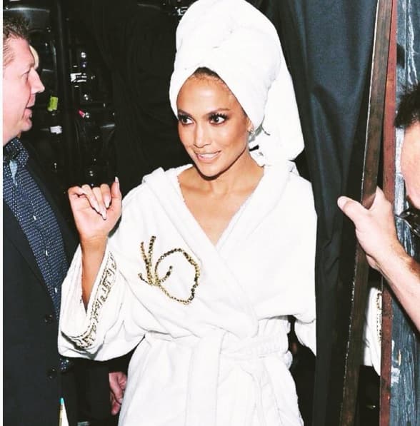Antes de ponerse esos vestuarios tan espectaculares, JLo pasa al camerino para que la maquillen.