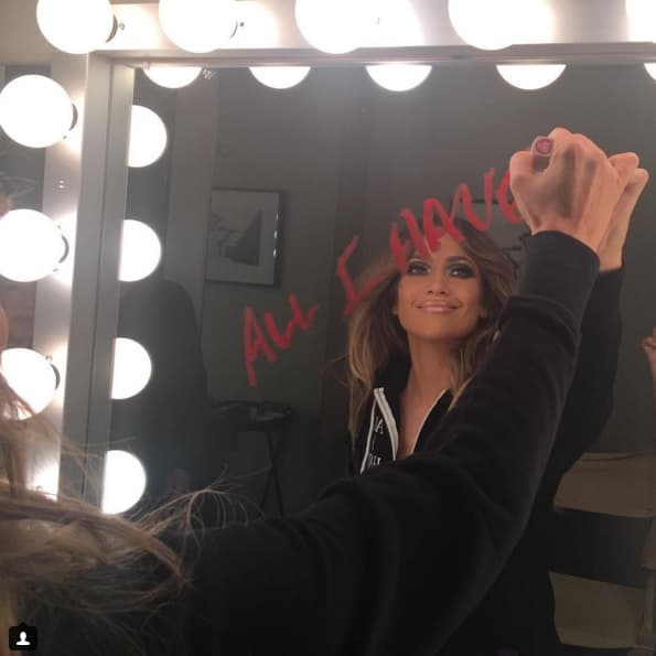 "Espejito, espejito", ¿quién es la más bonita en la 'Ciudad de La Vegas?". La cantante ha compartido estas imágenes preparándose para salir al escenario.