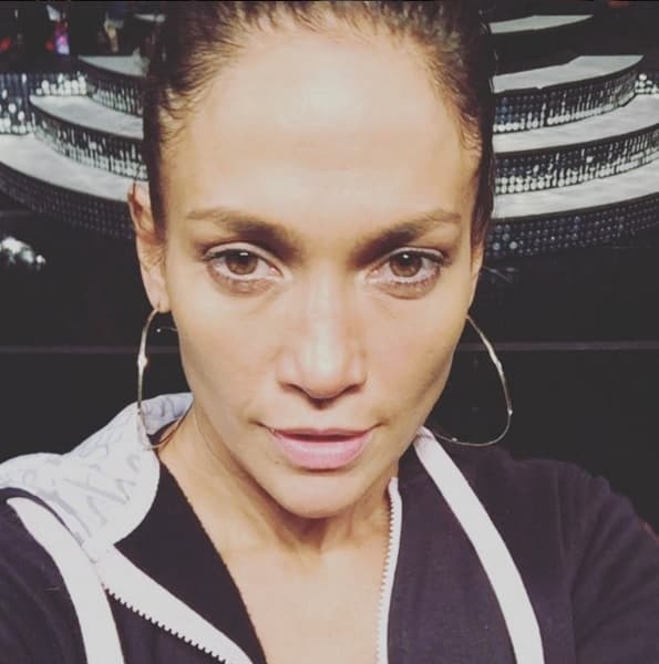 Cuando está ensayando, no hay necesidad de usar tanto maquillaje y es bueno dejar descansar el rostro.