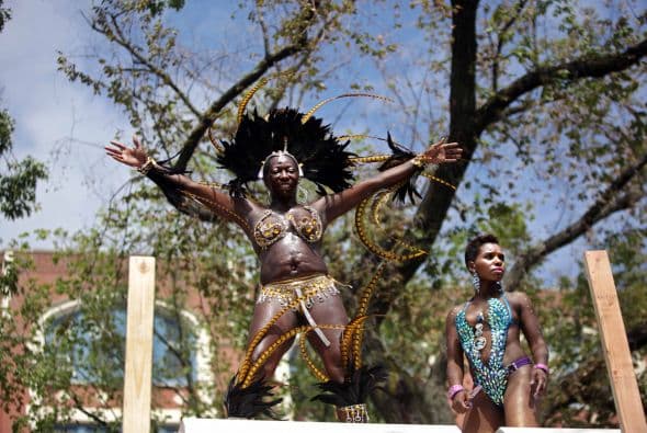 Mujeres sobre carrozas mostraron sus vestimentas inspiradas en sus raíces.